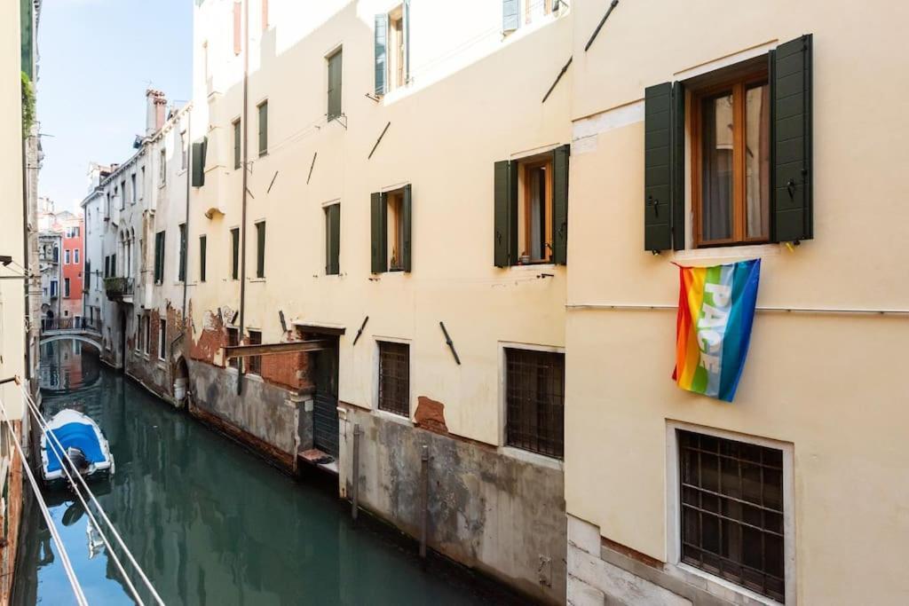 Ca' Della Madoneta - Vista Canale Venice Luaran gambar